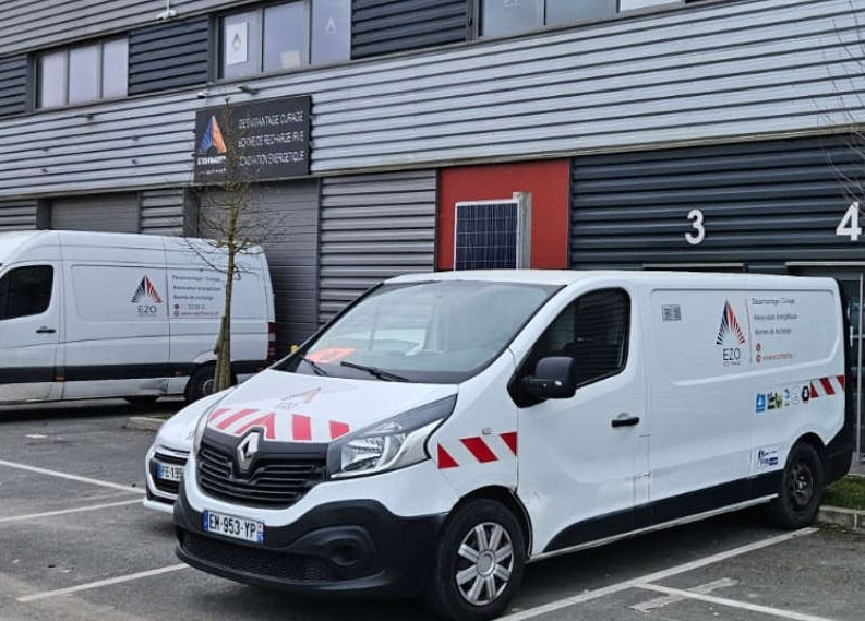Locaux EZO France — fourgons devant le bureau