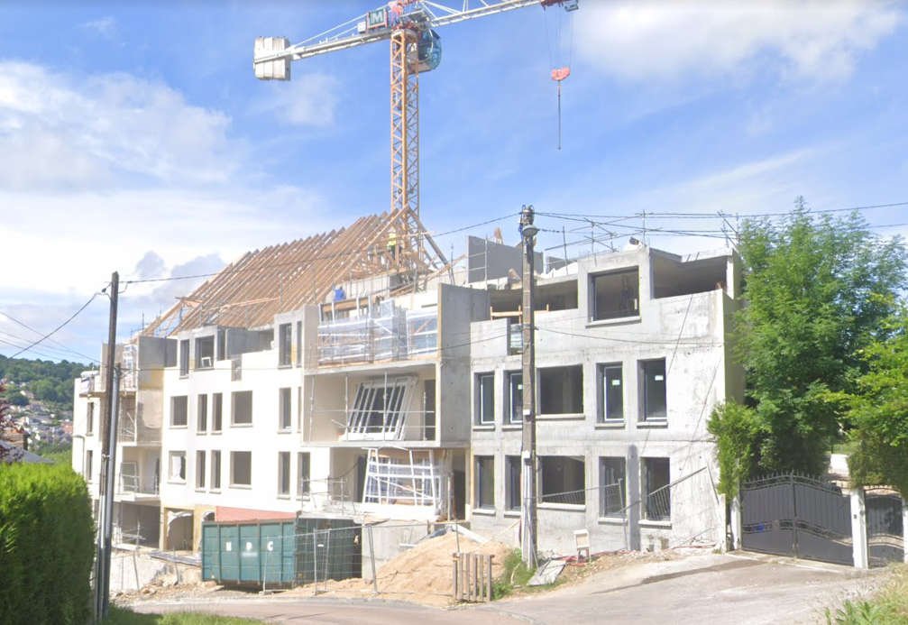 Grue et immeuble en construction — chantier EZO